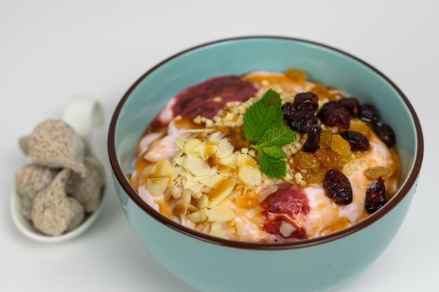 Proteinjoghurt mit Beeren und Feigen