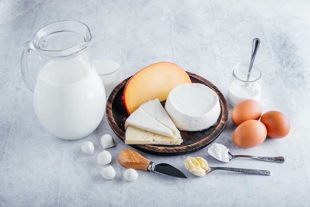 Proteinreiche Milchprodukte wie Kuhmilch, Käse, Butter und Eier