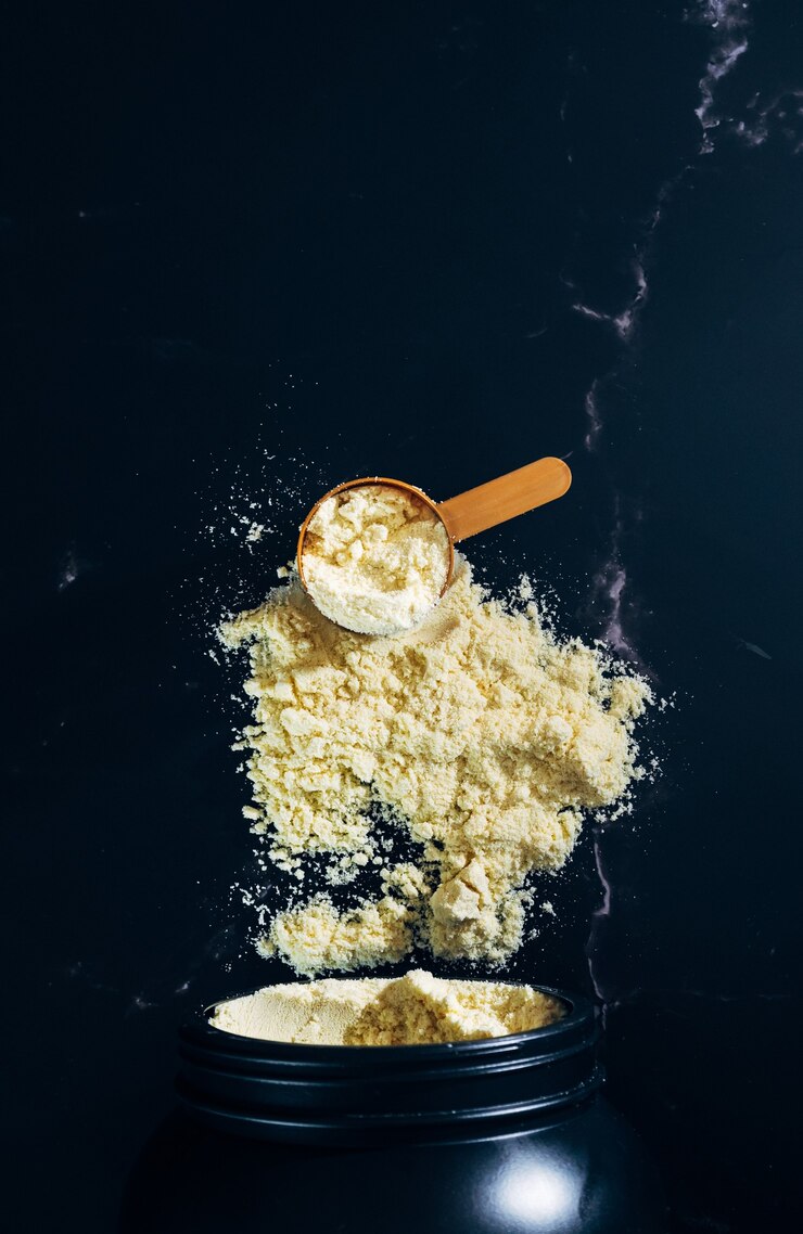 Foto proteinshake mit vanillegeschmack. ergänzung für fitness- und bodybuildingsportler.