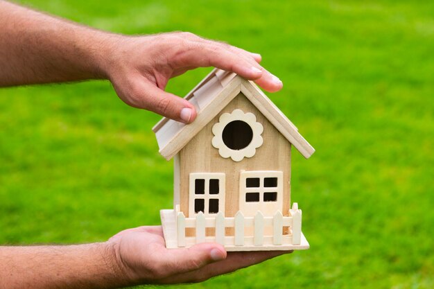 Proteja sua casa de conceito de casa em cuidar de mãos femininas, novo lar