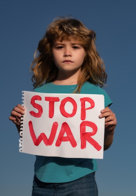 Protesta contra la guerra retrato niño rubio llama para detener la guerra levanta pancarta con inscripción parada