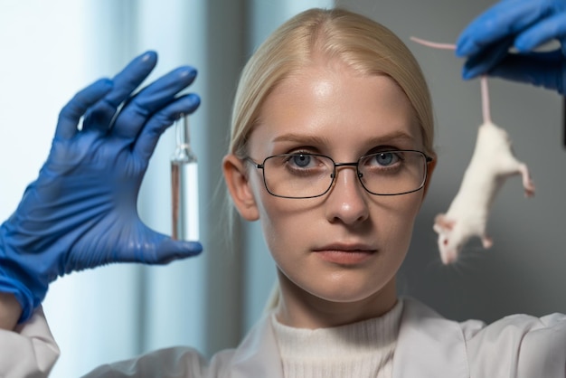 Foto protesta contra las pruebas de drogas y cosméticos en ratones. el rescate de animales. porter de una científica de cerca.