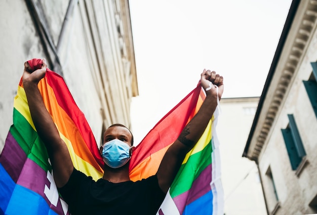 ¡Protestas por la libertad! ¡Queremos ser libres! Joven negro en protesta