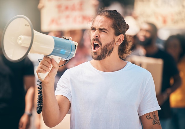 Foto protesto de megafone e líder homem falando em comício pela igualdade política e revolução dos direitos humanos greve ao ar livre e cara gritando com microfone para discurso de justiça de liderança na estrada para motim