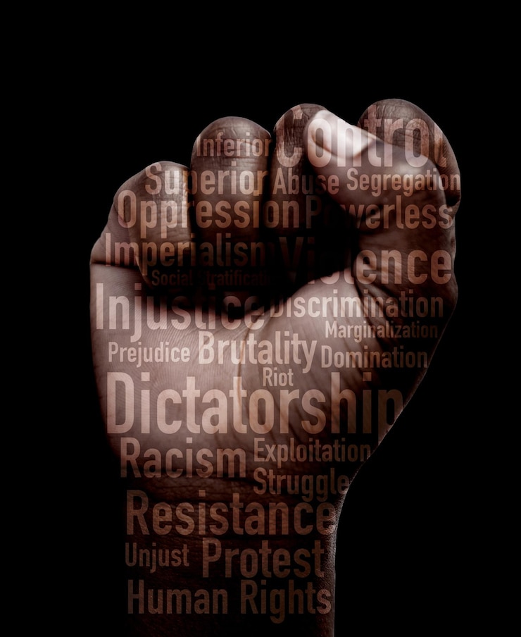 Foto protesto de punho e close-up com texto direitos humanos e sobreposição para solidariedade de poder ou justiça por fundo preto linguagem de sinais manuais ou ícone com opinião para políticas de igualdade ou luta pela mudança