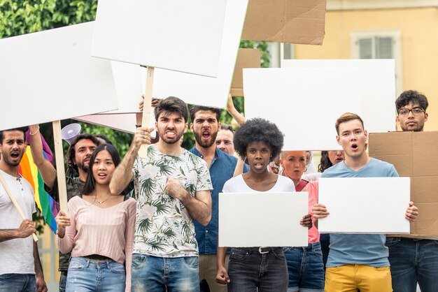 Protesto público contra problemas sociais e direitos humanos. Grupo de pessoas multiétnicas fazendo protesto público