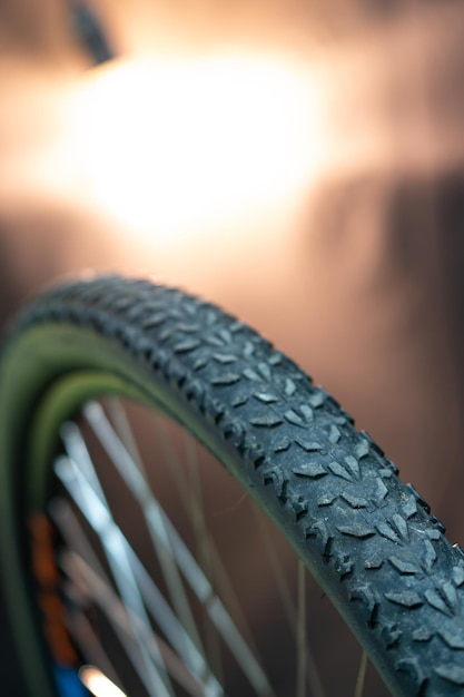 Foto protetor de pneu de roda de bicicleta de montanha closeup de pneu de bicicleta contra o fundo de uma bela iluminação amarela reparo de bicicleta