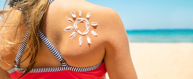 Protetor solar na pele de uma criança.