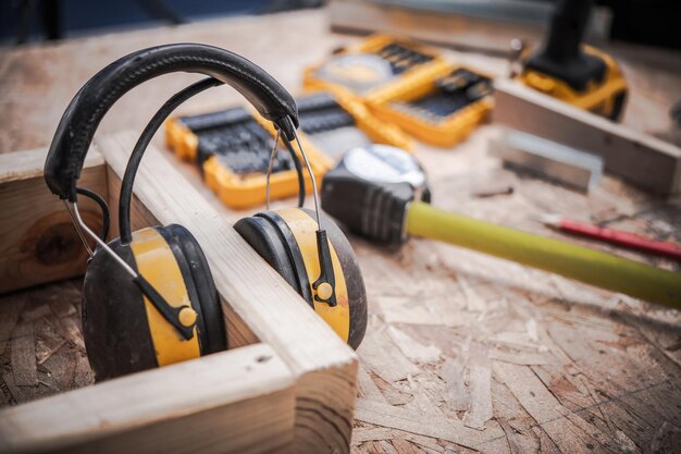 Foto protetores auriculares de segurança para trabalho em madeira