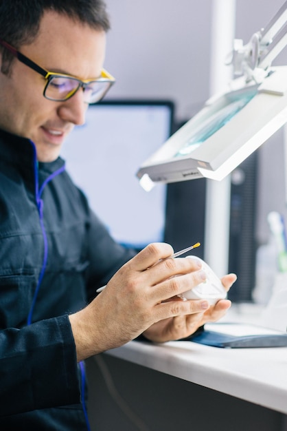 Prothetischer Zahntechniker, der in seinem Büro arbeitet