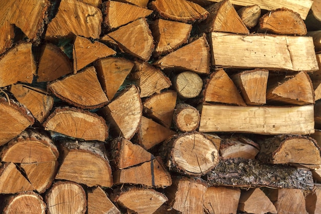 Protokolle aus trockenem Holz Nahaufnahme Foto von vielen Brennholz gleichmäßig gegen die Wand gelegt Schöne Textur