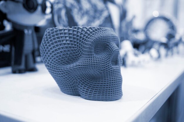 Protótipo de crânio humano impresso em impressora d a partir de modelo tridimensional de plástico roxo fundido