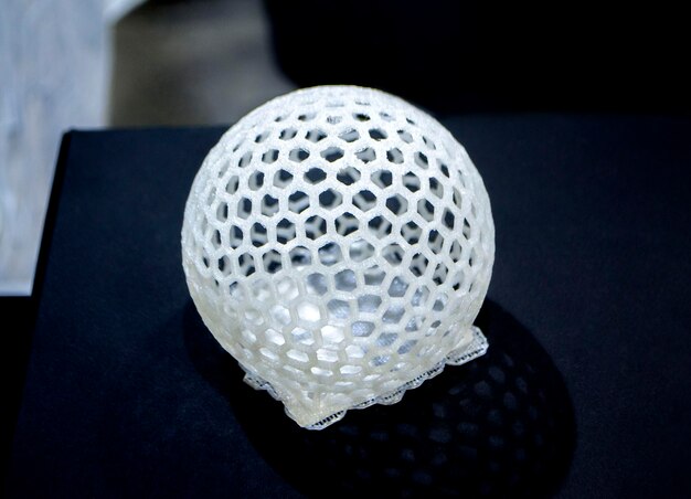 Protótipo de objeto impresso em impressora d a partir de filamento de plástico closeup nova tecnologia de prototipagem moderna
