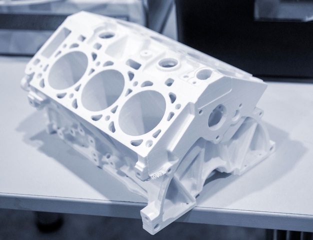 Prototipo de objetos motor de coche impreso en impresora d de primer plano de filamento de plástico