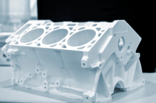 Prototipo de objetos motor de coche impreso en impresora d de primer plano de filamento de plástico