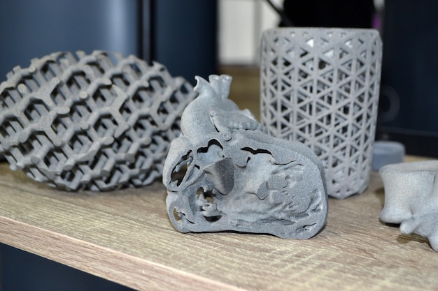 Protótipo Protótipo de coração humano e objetos de arte impressos em impressora 3D