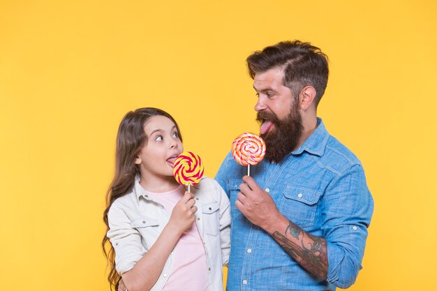 Prove o arco-íris Família feliz lamba pirulitos Desfrutando do sabor doce Doceria Confeitaria Prove a explosão