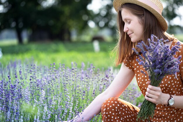 Provence-Mädchen am Lavendelfeld