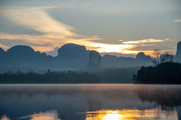 Província de Ban Nong Thale Krabi Tailândia Bela reflexão natural sobre a água antes do nascer do sol