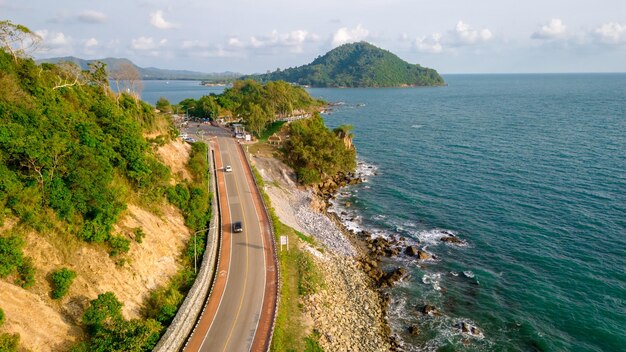 Foto província de chantaburi tailândia estrada ao longo da praia e do oceano