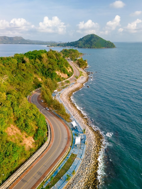 Foto província de chantaburi tailândia estrada ao longo da praia e do oceano