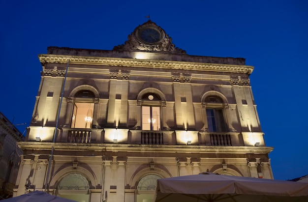 Província de Itália Sicília Scicli Ragusa a fachada barroca do Palácio Busacca à noite