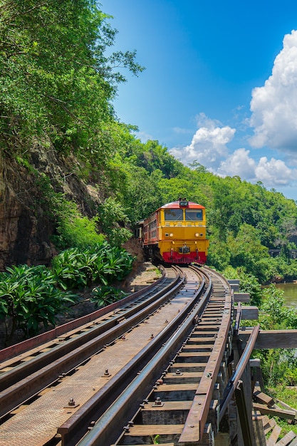 Provinz Kanchanaburi Lokomotive Dampfzug Thailand Zug Historische Eisenbahn des zweiten Weltkriegs