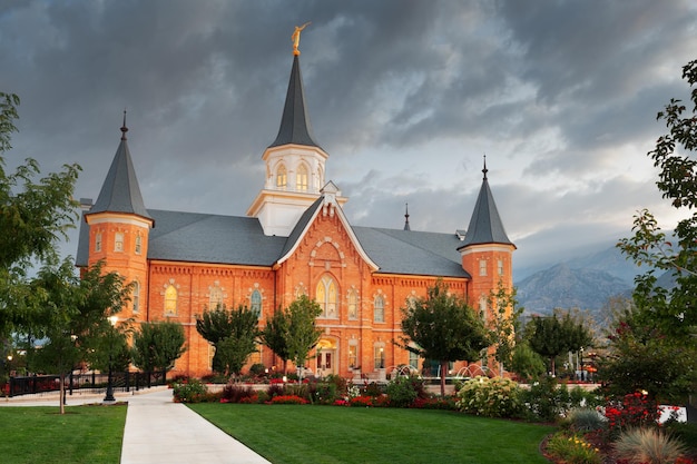 Foto provo utah usa en el templo del centro de la ciudad de provo al atardecer