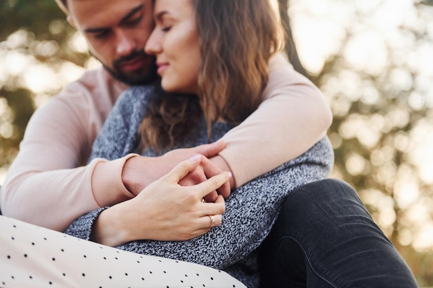 Proximidade das pessoas Alegre adorável jovem casal descansando ao ar livre juntos