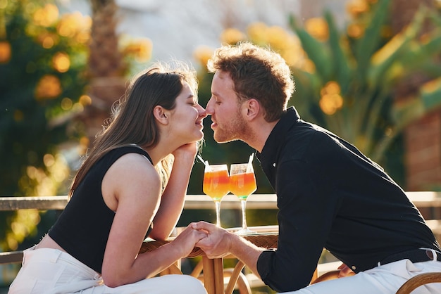 Proximidade das pessoas Casal jovem feliz está junto em suas férias Ao ar livre no dia ensolarado