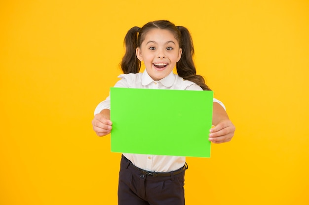 Próximo evento Mire aquí Póster de retención de uniforme escolar de niña Concepto de regreso a la escuela Póster de exhibición de alumno de colegiala Espacio de copia de póster de retención de colegiala Promoción de información de noticias Cambios por venir