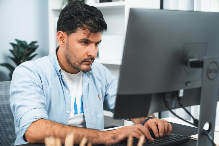 Foto proyecto de concentración y mecanografía de freelance profesional creativo que se puede vender