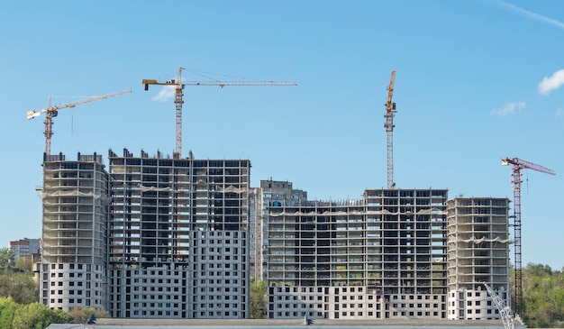 Proyecto de construcción con grúas de construcción Casa residencial inacabada o rascacielos