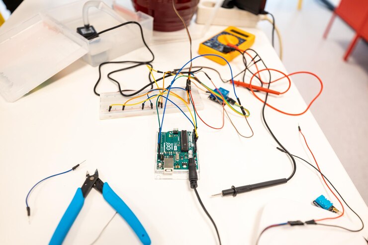 Foto proyecto electrónico con placa arduino y componentes en taller