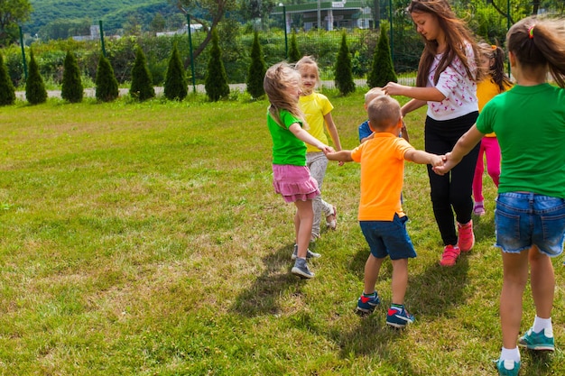 Proyecto escuela creativa. Lugar para el texto en el grss verde. Actividades para niños de diferentes edades.