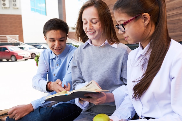 Proyecto de lluvia de ideas sobre amigos adolescentes