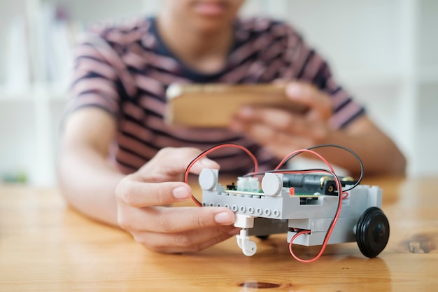 Proyecto de robot estudiantil en programación de robótica de tecnología científica y concepto de educación STEM