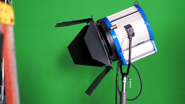 Proyector LED de gran estudio para la producción de películas de video o películas fotográficas con fondo de pantalla verde para la técnica de clave de croma en el proceso posterior al laboratorio y equipos profesionales como trípodes y otros