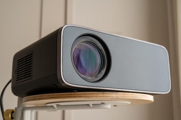 Proyector negro en el salón.