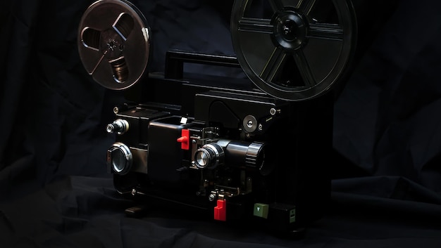 Foto proyector de películas de 8 mm sobre fondo oscuro con haz