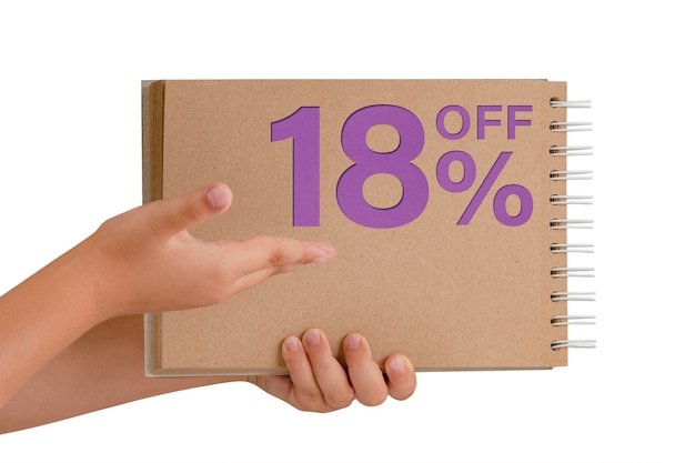 Prozentrabatt auf isolierten Notizblock aus Recyclingpapier in den Händen eines Kindes mit Textverkauf bis zu