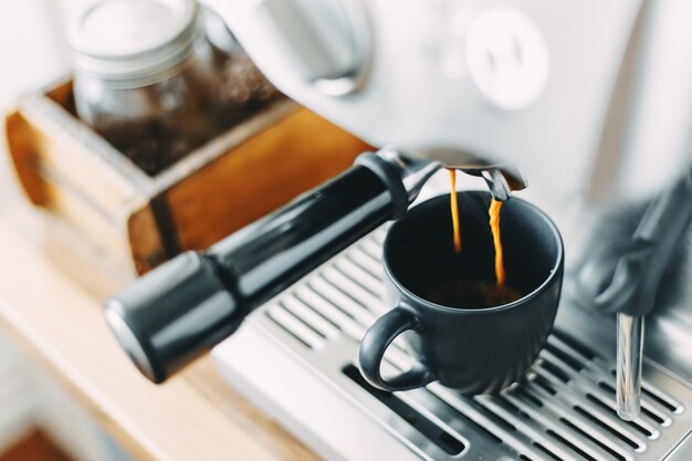 Prozess der Herstellung von klassischem Espresso in der Maschine