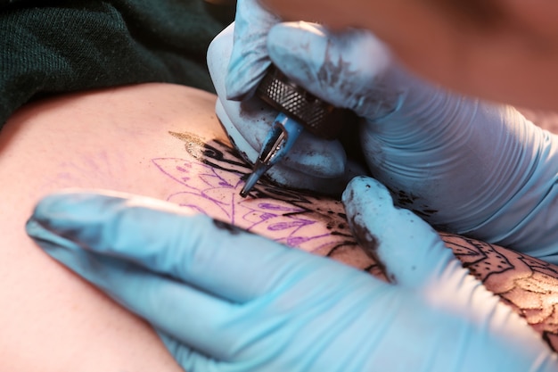 Prozess der Herstellung von Tattoo-Nahaufnahmen
