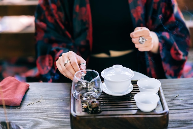 Prozess, der Tee brüht Frau, die Kräutertee einweicht