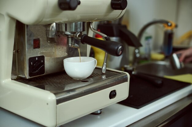 Prozess der Zubereitung von Espresso auf einer professionellen Kaffeemaschine