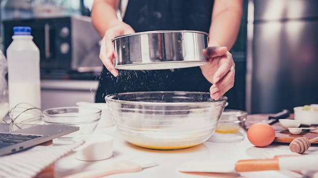 Prozess des hausgemachten süßen Desserts der Küche. Bleiben Sie zu Hause und Konzept der sozialen Distanzierung. Bleiben Sie zu Hause und üben Sie das Kochen japanischer Pfannkuchen.