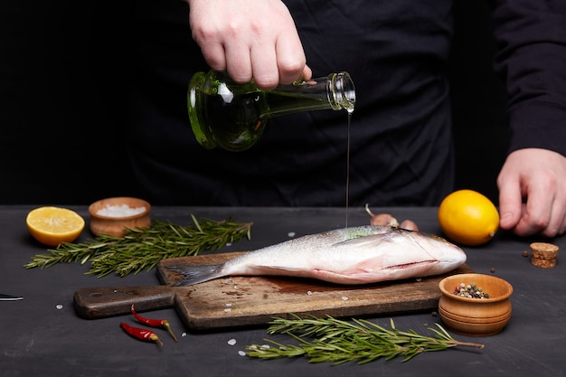 Prozess des Kochens von Dorado-Fisch mit Zitrone und Kräutern.