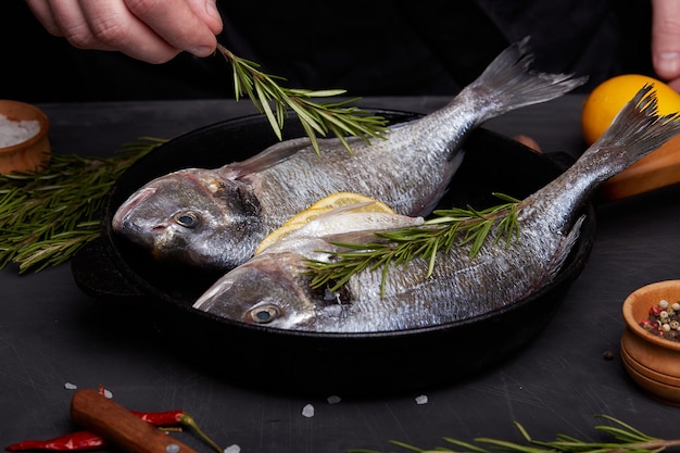 Prozess des Kochens von Dorado-Fisch mit Zitrone und Kräutern.