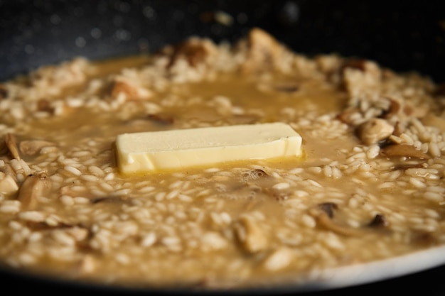 Prozess des Kochens von Risotto in der Bratpfanne