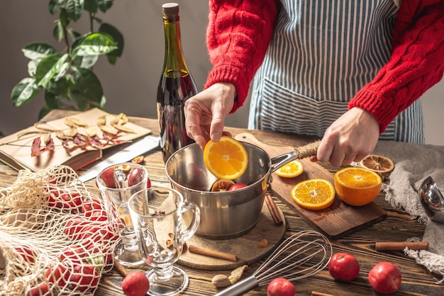 Prozess, einen wärmenden Glühwein zu einer gemütlichen festlichen Atmosphäre zu machen